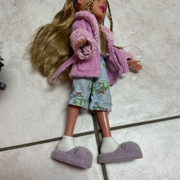 Bratz Funky Fashion Furniture Vanity with Slumber Party Yasmin and Accessories - Picture 7 of 9